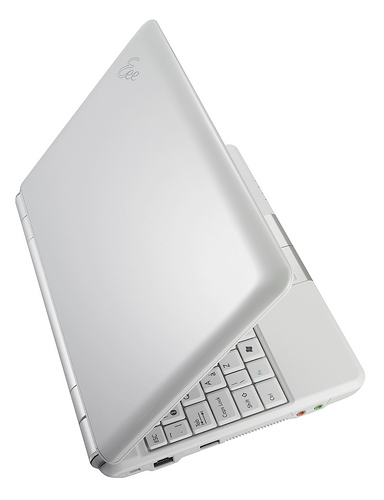 Illustration for article titled Leaked Shots of Asus Eee 904 & 905 Laptops Show Half-Baked Idea